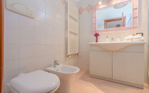 La Nuvola Sui Pedali: Flooring, Interior Design, Fussboden, Armatur, Badezimmer, Sinken, Zapfhahn, Zimmer, Installation, Bad Sink