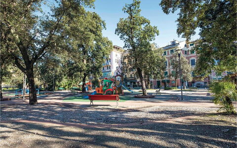 Casa Camuri - Levanto: Daytime, Baum, Stadt, Öffentlicher Raum, Nachbarschaft, Wohngebiet, Urban Design, Menschliche Siedlung, Wohnung, Frühling