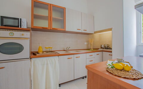 Villa Vera: Interior Design, Flooring, Holz, Küche, Möbel, Countertop, Fussboden, Küchengerät, Major Appliance, Zimmer