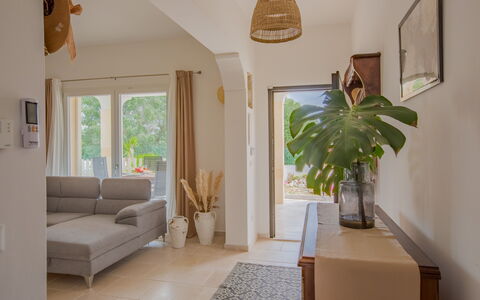 Villa Vera: Möbel, Wand, Interior Design, Couch, Holz, Flooring, Wohnzimmer, Zuhause, Fussboden, Decke