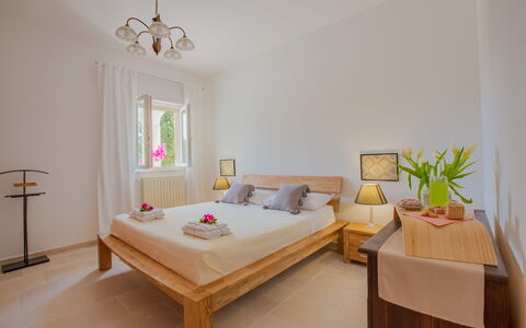 Villa Vera: Möbel, Bett, Interior Design, Flooring, Fussboden, Schlafzimmer, Holz, Zimmer, Bettdecke, Bedding
