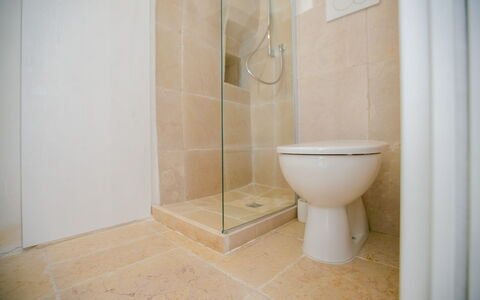Casa Tosca: Flooring, Fussboden, Badezimmer, Armatur, Fliese, Toilette, Toilleten Sitz, Installation