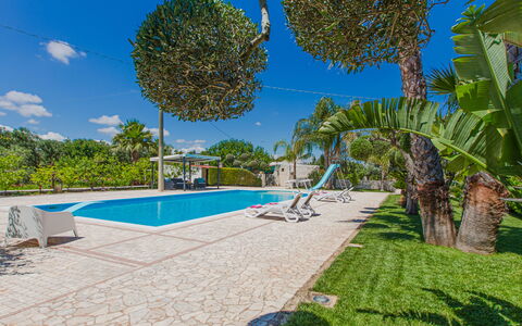 Trullo Poggio Con Piscina: Blau, Baum, Schwimmbad, Resort, Schatten, Eco Hotel, Landscaping, Freizeit, Tropen