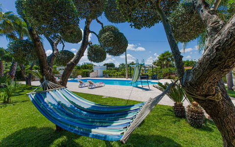 Trullo Poggio Con Piscina: Blau, Baum, Schatten, Freizeit, Rasen, Garten, Schwimmbad, Resort, Eco Hotel, Landscaping