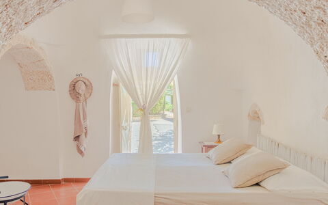 Trullo Poggio Con Piscina: Wand, Decke, Interior Design, Fussboden, Möbel, Schlafzimmer, Stuhl, Hotel, Bett, Kissen