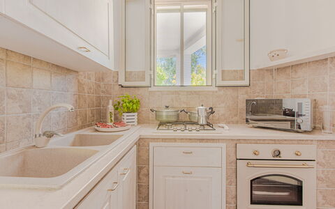 Trullo Poggio Con Piscina: Küche, Countertop, Küchengerät, Cabinetry, Sinken, Major Appliance, Interior Design, Spüle, Zapfhahn, Armatur