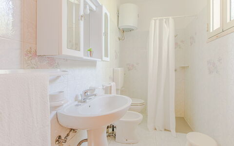 Trullo Poggio Con Piscina: Interior Design, Flooring, Fussboden, Armatur, Decke, Badezimmer, Bad Sink, Zimmer, Sinken, Installation