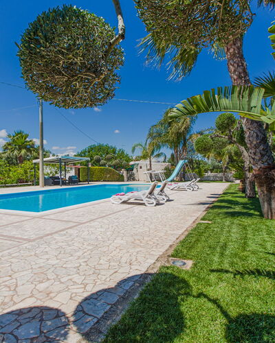 Trullo Poggio Con Piscina: Blau, Baum, Schatten, Resort, Schwimmbad, Landscaping, Eco Hotel, Estate, Hazienda