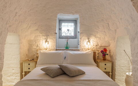 Masseria Le Monache: Decke, Light Fixture, Schlafzimmer, Bett, Lampe, Kissen, Bedding, Hotel, Dekokissen