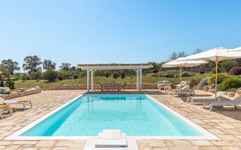 Masseria Le Monache: Schwimmbad, Verbundwerkstoff, Gartenmöbel, Resort, Stuhl, Schatten, Landscaping, Garten, Eco Hotel, Flagstone