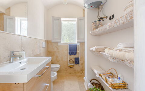 Trullo Della Quercia: Badezimmer, Armatur, Wand, Flooring, Fussboden, Interior Design, Bad Sink, Toilette, Sinken, Badezimmerschrank