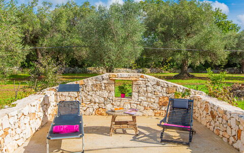 Trullo Della Quercia: Garten, Gartenmöbel, Hinterhof, Schatten, Landscaping, Steinwand, Stuhl, Garten, Rasen, Park