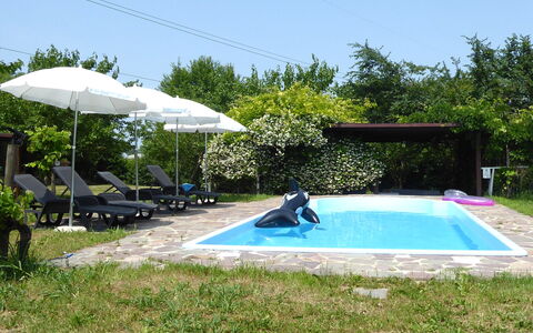 Silea Apartments, Pool, Garden, Treviso: Schwimmbad, Gartenmöbel, Regenschirm, Resort, Freizeit, Möbel, Schatten, Sonnenliege, Eco Hotel, Stuhl