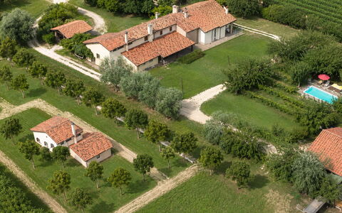 Silea Apartments, Pool, Garden, Treviso: Gebäude, Haus, Wohngebiet, Dach, Landschaft, Ländliches Gebiet, Zuhause, Estate, Grundstueck, Einfach