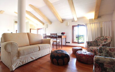 Terrace Apartment: Möbel, Interior Design, Flooring, Fussboden, Couch, Zimmer, Holz, Wohnzimmer, Tabelle, Textil