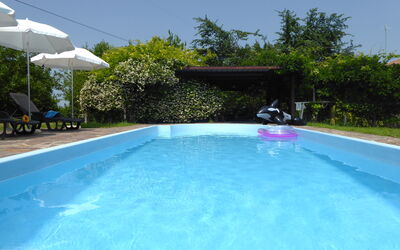 Silea Apartments, Pool, Garden, Treviso: Blau, Schwimmbad, Freizeit, Resort, Gartenmöbel, Schatten, Eco Hotel, Hinterhof, Regenschirm, Hazienda