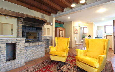Country Apartment: Möbel, Interior Design, Wand, Holz, Flooring, Couch, Fussboden, Zimmer, Decke, Wohnzimmer
