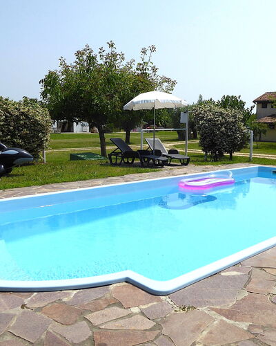 Silea Apartments, Pool, Garden, Treviso: Blau, Schwimmbad, Verbundwerkstoff, Resort, Freizeit, Schatten, Hinterhof, Hazienda, Garten, Hotel