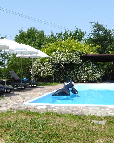 Silea Apartments, Pool, Garden, Treviso: Schwimmbad, Gartenmöbel, Regenschirm, Resort, Freizeit, Möbel, Schatten, Sonnenliege, Eco Hotel, Stuhl