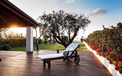 Cala Marina: Schatten, Garten, Rasen, Landscaping, Garten, Gartenmöbel, Outdoor Struktur, Eco Hotel, Hinterhof, Villa