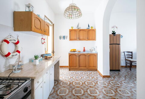 Villa Heart Island Vista Mare: Flooring, Fussboden, Interior Design, Möbel, Küche, Countertop, Cabinetry, Zimmer, Fliese, Holzbeize