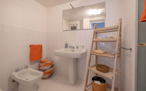 Villa Argentina: Toilleten Sitz, Badezimmer, Armatur, Flooring, Fussboden, Toilette, Interior Design, Bad Sink, Installation, Sinken