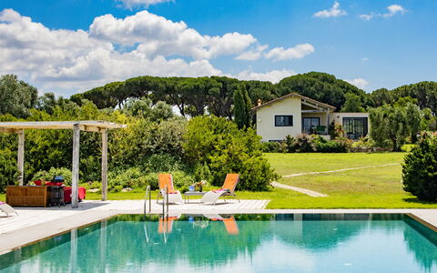 Villa Flaminia: Freizeit, Garten, Resort, Schwimmbad, Estate, Schatten, Eco Hotel, Rasen, Landscaping, Gartenmöbel