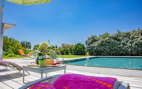 Villa Flaminia: Blau, Schwimmbad, Strauch, Garten, Gartenmöbel, Möbel, Resort, Stuhl, Landscaping, Eco Hotel