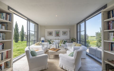 Villa Flaminia: Möbel, Interior Design, Zuhause, Couch, Grundstueck, Wohnzimmer, Stuhl, Decke, Estate