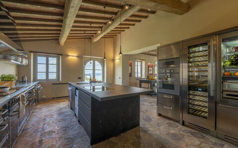 Battisole: Küche, Interior Design, Möbel, Flooring, Countertop, Küchengerät, Fussboden, Cabinetry, Holz, Decke