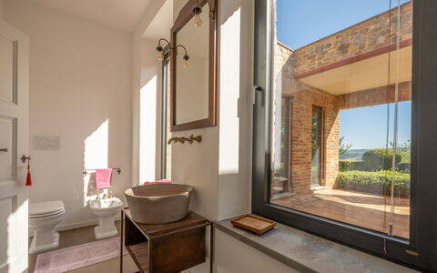 Podere Vigna Nuova: Wand, Interior Design, Möbel, Zimmer, Decke, Backstein, Stuhl, Holzbeize, Armatur, Zimmerpflanze