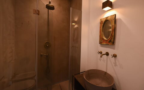 Podere Vigna Nuova: Wand, Armatur, Badezimmer, Flooring, Interior Design, Fussboden, Beleuchtung, Braun, Installation, Spiegel