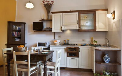 Robin: Möbel, Küche, Interior Design, Küchengerät, Holz, Countertop, Cabinetry, Flooring, Major Appliance, Zimmer