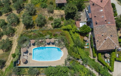 Podere Oliveta: Schwimmbad, Resort, Gartenmöbel, Hazienda, Estate, Eco Hotel, Villa, Regenschirm, Ferienort, Thermae