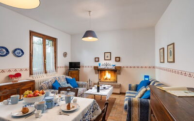 Sparrow: Möbel, Interior Design, Flooring, Zimmer, Beleuchtung, Decke, Zuhause, Fussboden, Bilderrahmen, Wohnzimmer