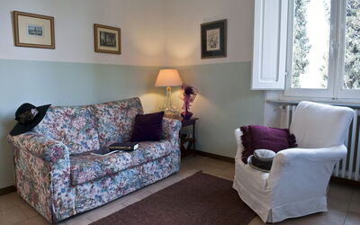 Swallow: Möbel, Interior Design, Couch, Flooring, Zimmer, Fussboden, Wohnzimmer, Textil, Beleuchtung, Tabelle