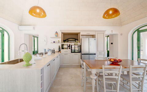 Villa Prestige: Interior Design, Küche, Flooring, Möbel, Decke, Fussboden, Countertop, Beleuchtung, Cabinetry, Light Fixture