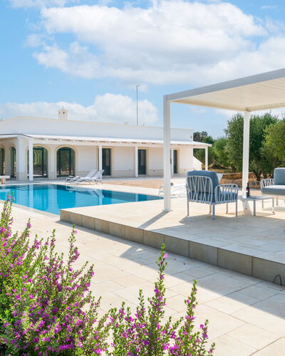 Villa Prestige: Schwimmbad, Schatten, Gartenmöbel, Verbundwerkstoff, Outdoor Struktur, Garten, Estate, Stuhl, Resort, Landscaping