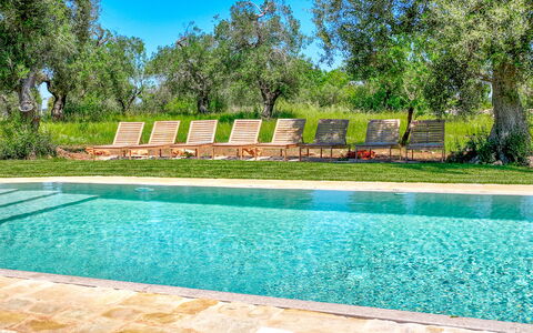 Trulli Corte Kalia, Golf & Puglia: Blau, Schwimmbad, Resort, Garten, Schatten, Gartenmöbel, Landscaping, Water Feature, Hinterhof, Eco Hotel