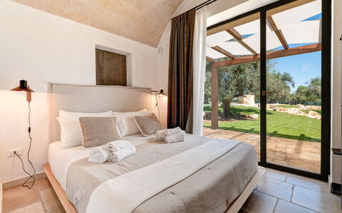 Trulli Corte Kalia, Golf & Puglia: Schlafzimmer, Möbel, Bett, Decke, Flooring, Fussboden, Interior Design, Zuhause, Bettdecke, Bedding