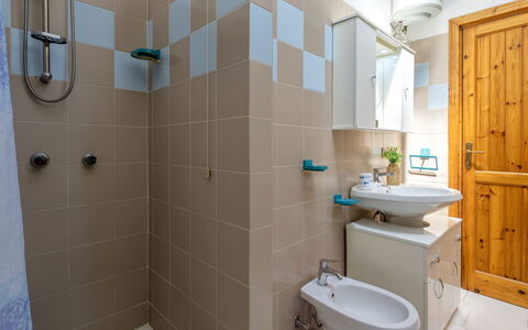 Badesi 10: Badezimmer, Armatur, Flooring, Sinken, Bad Sink, Interior Design, Fussboden, Toilette, Zapfhahn, Toilleten Sitz