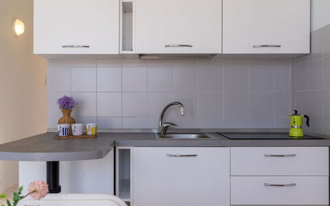 Badesi 10: Küche, Countertop, Möbel, Cabinetry, Spüle, Küchengerät, Interior Design, Armatur, Sinken, Zapfhahn