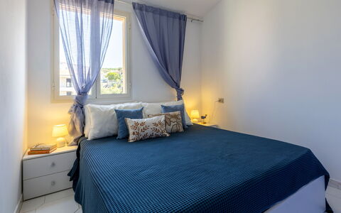 Badesi 10: Möbel, Bett, Interior Design, Schlafzimmer, Fussboden, Flooring, Bedding, Bettdecke, Zimmer, Holz