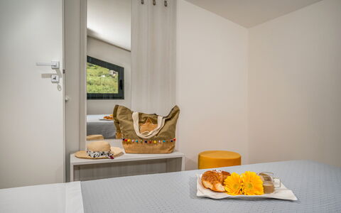 Attico Sea View: Interior Design, Wand, Schlafzimmer, Holz, Fussboden, Bett, Flooring, Decke, Textil, Linens