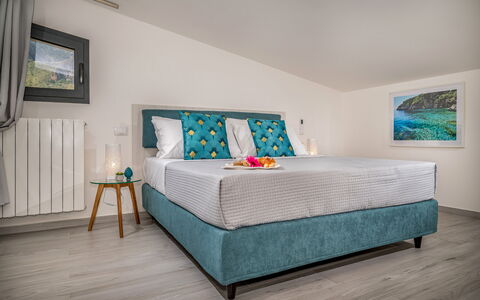 Attico Sea View: Möbel, Bett, Interior Design, Schlafzimmer, Bedding, Fussboden, Flooring, Bettdecke, Zimmer, Linens