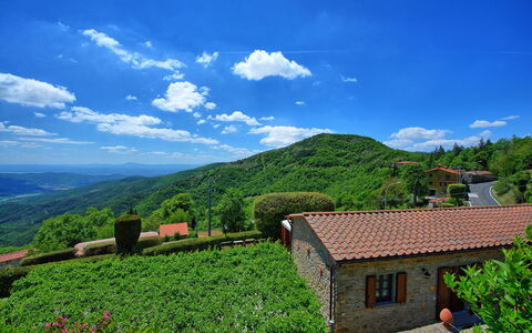 Villa Portole Due: Bergforms, Hügel, Berg, Hochland, Landschaft, Bergstation, Ländliches Gebiet, Gebirge, Plantage, Senke