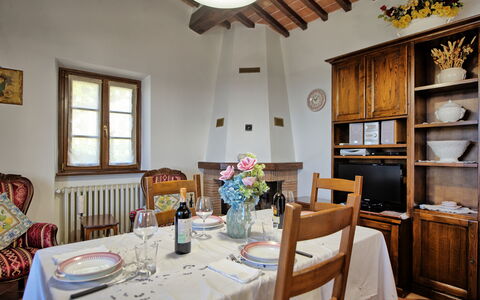 Villa Portole Due: Möbel, Interior Design, Holz, Tabelle, Flooring, Decke, Esszimmer, Stuhl, Küche & Esszimmer Tisch, Beleuchtung