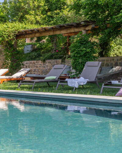 Casale le Fonti: Schwimmbad, Gartenmöbel, Garten, Sonnenliege, Resort, Schatten, Eco Hotel, Hinterhof, Freizeit, Landscaping