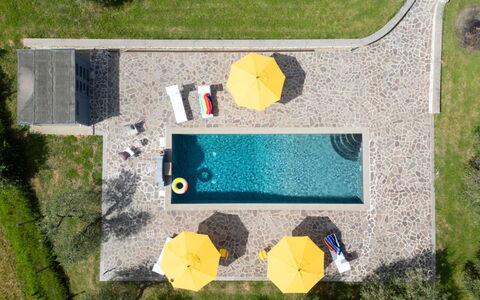 Il Querceto: Schwimmbad, Garten, Freizeit, Water Feature, Landscaping, Hinterhof, Rasen, Resort, Garten, Gartenmöbel