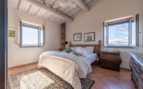 Il Querceto: Bett, Schlafzimmer, Wand, Bettdecke, Möbel, Bedding, Linens, Interior Design, Zuhause, Fussboden